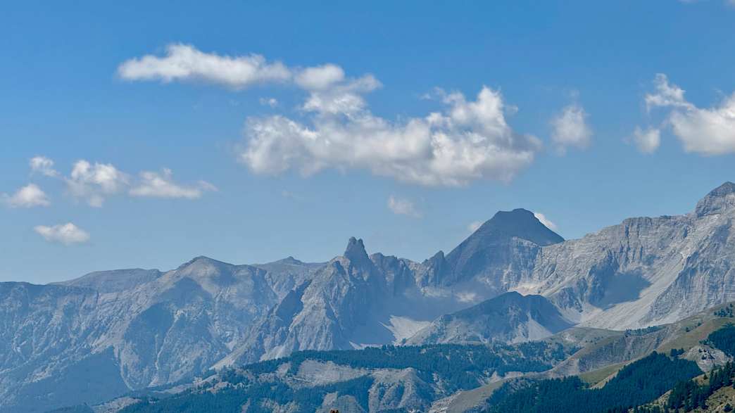 Blick nach Süden vom Col de la Cayolle auf eine kurvige Straße und alpine Landschaft in den französischen Seealpen.