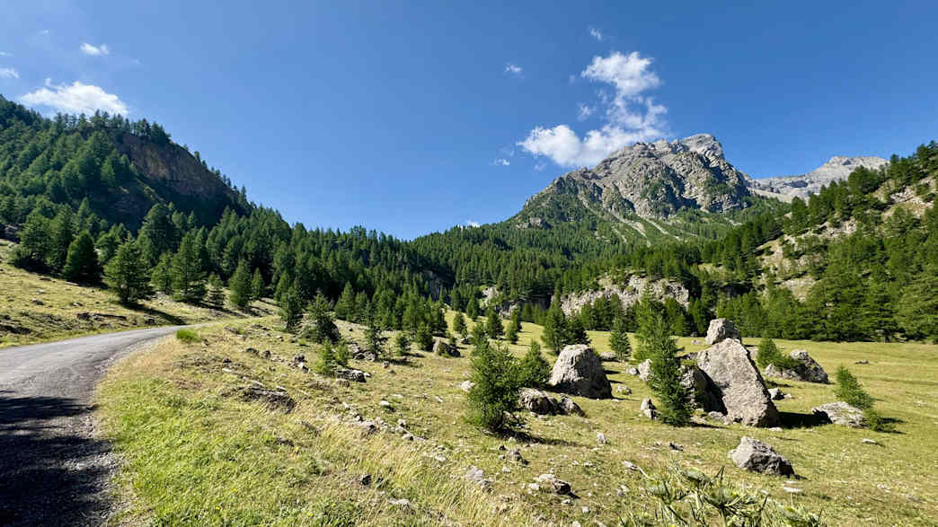 Bergpanorama auf der Nordrampe auf der Col de la Cayolle