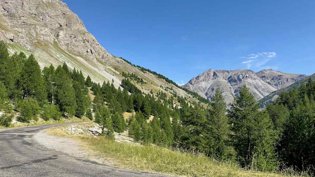 Straße und Bergpanorama auf der Nordseite des Col de la Cayolle