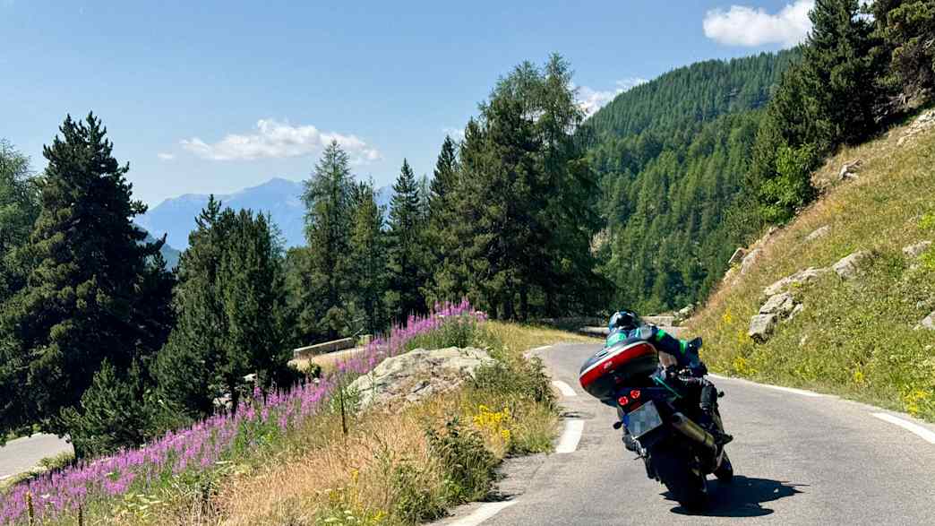Motorradfahrer in einer Kurve auf der Südrampe des Col de la Cayolle