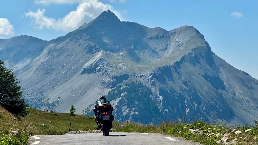 Motorradfahrer fährt auf der Südseite des Col de la Cayolle