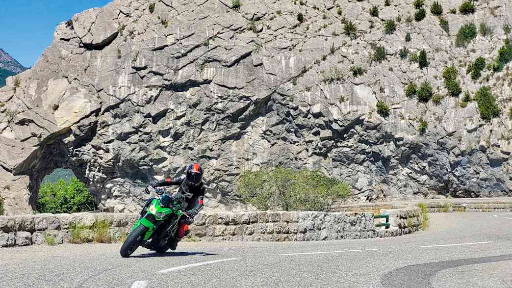 Motorradfahrer auf der kurvigen Passstraße Col de Lèques in den französischen Alpen