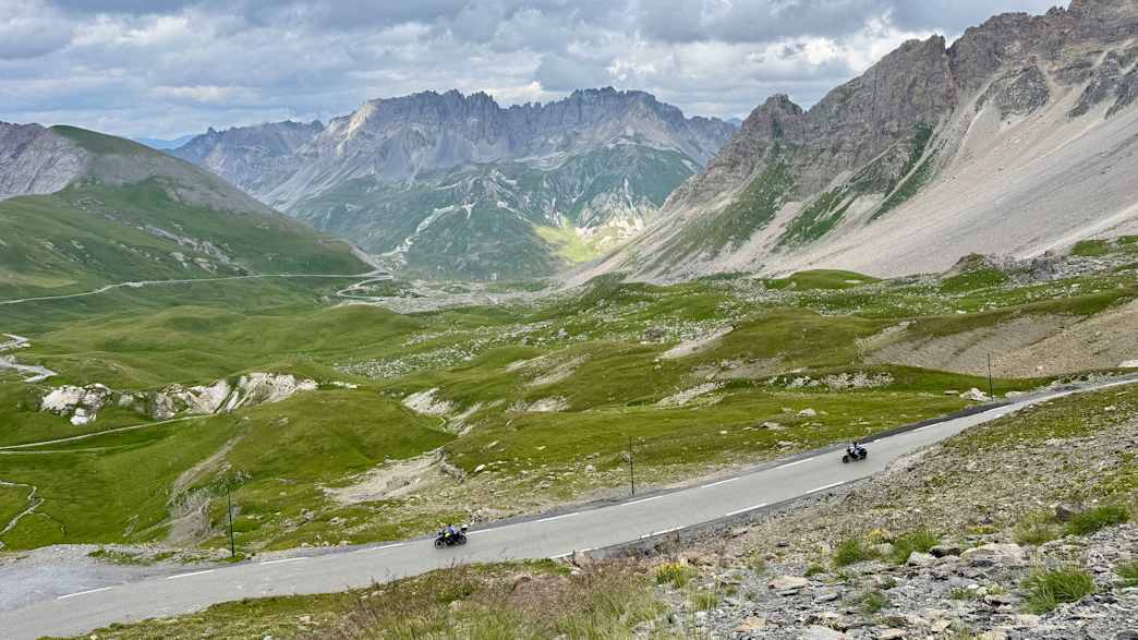 Straße am Col du Galibier, einer der höchsten Alpenpässe für Motorradtouren