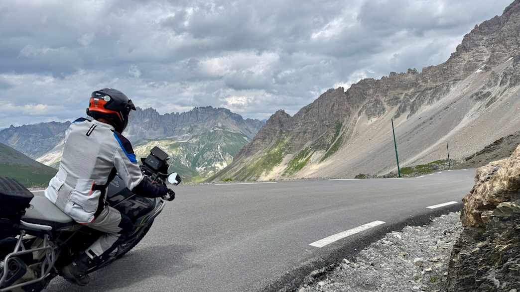 Motorradfahrer auf der Passhöhe des Col du Galibier