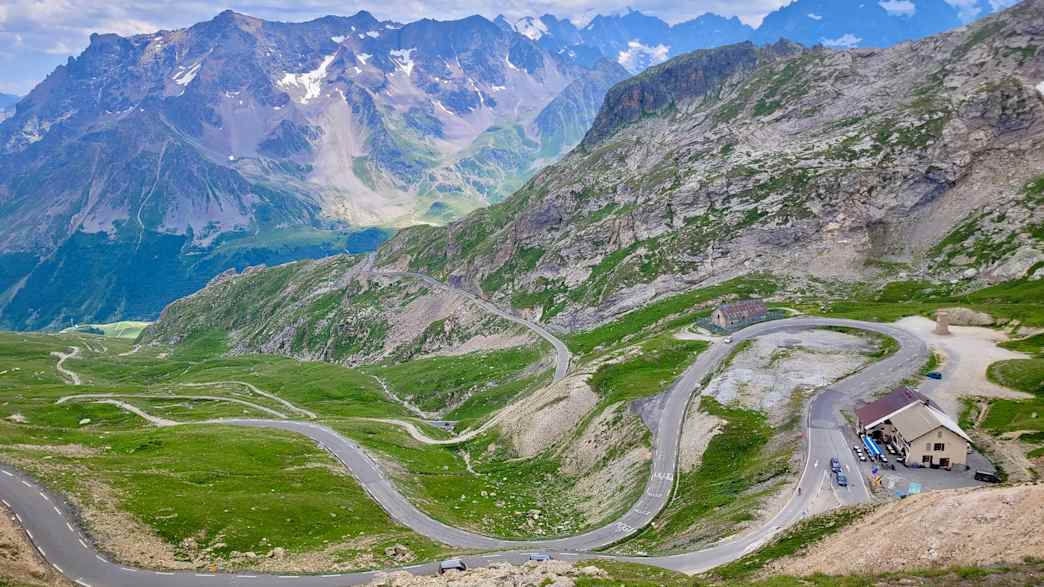 Der Col du Galibier Pass windet sich durch die Hochalpenlandschaft der französischen Seealpen