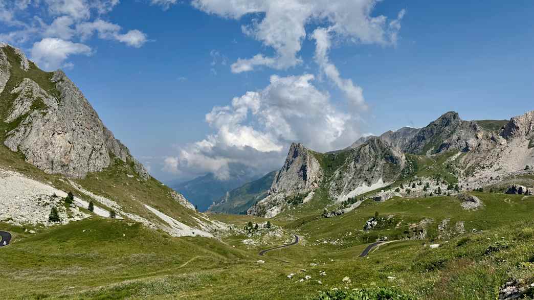 Bergstraße am Colle d’Esischie in den französischen Alpen, Motorradstrecke mit Panoramablick