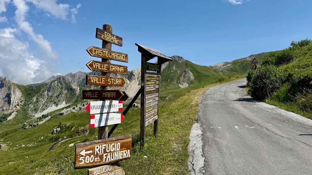Wegweiser an der Straße am Colle d'Esischie-Passhöhe in den Seealpen.