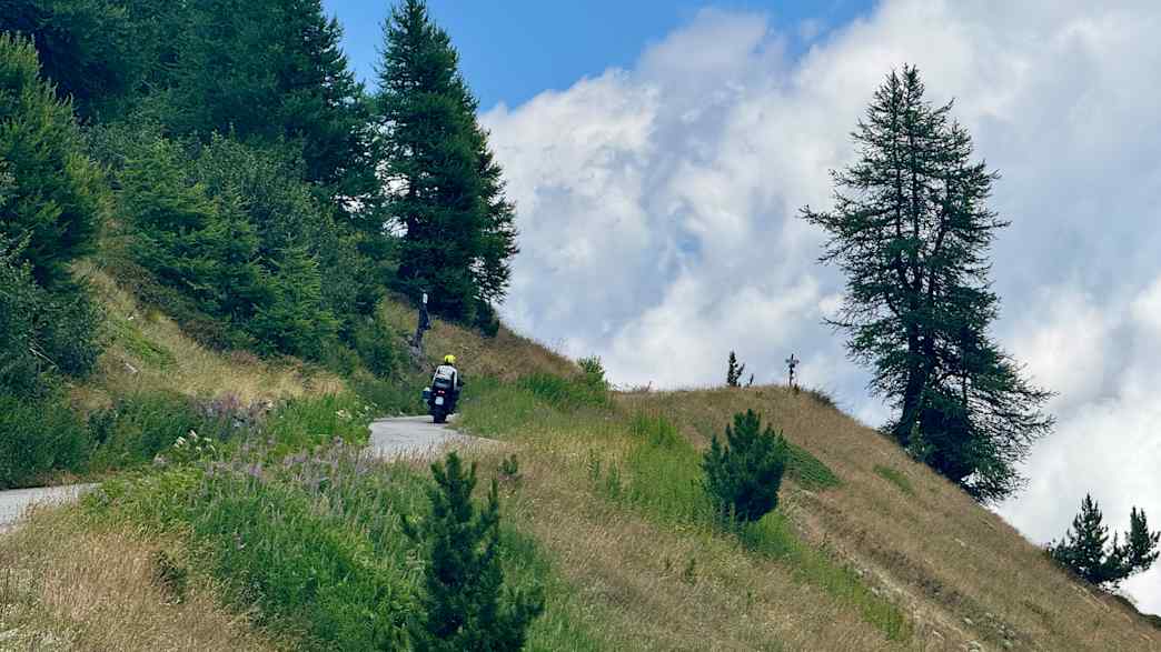 Nordseite des Colle di Sampeyre, kurvige Hochalpenstraße für Motorradfahrer