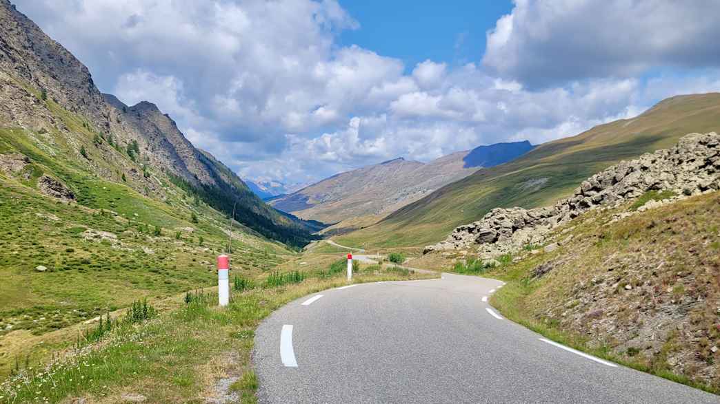 Motorradstrecke am Colle Fauniera, kurvenreiche Passstraße in den französischen Alpen