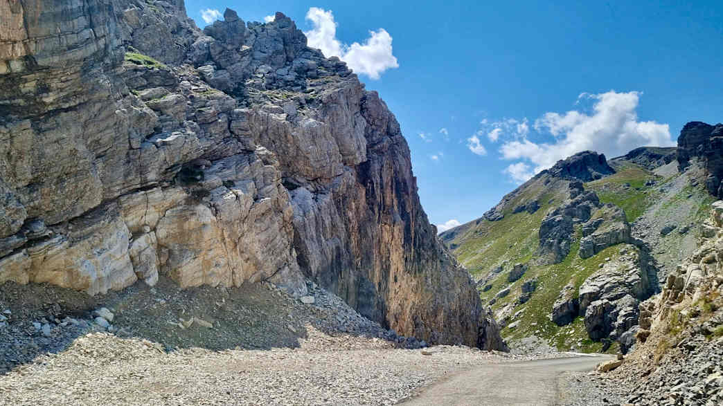Abfahrt vom Colle Fauniera, kurvenreiche Passstraße für Motorradfahrer in den Alpen