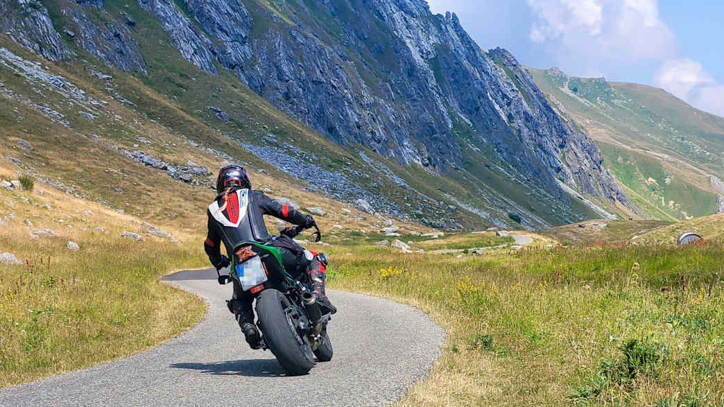 Motorradfahrer auf der kurvenreichen Strecke am Colle Fauniera in den Alpen