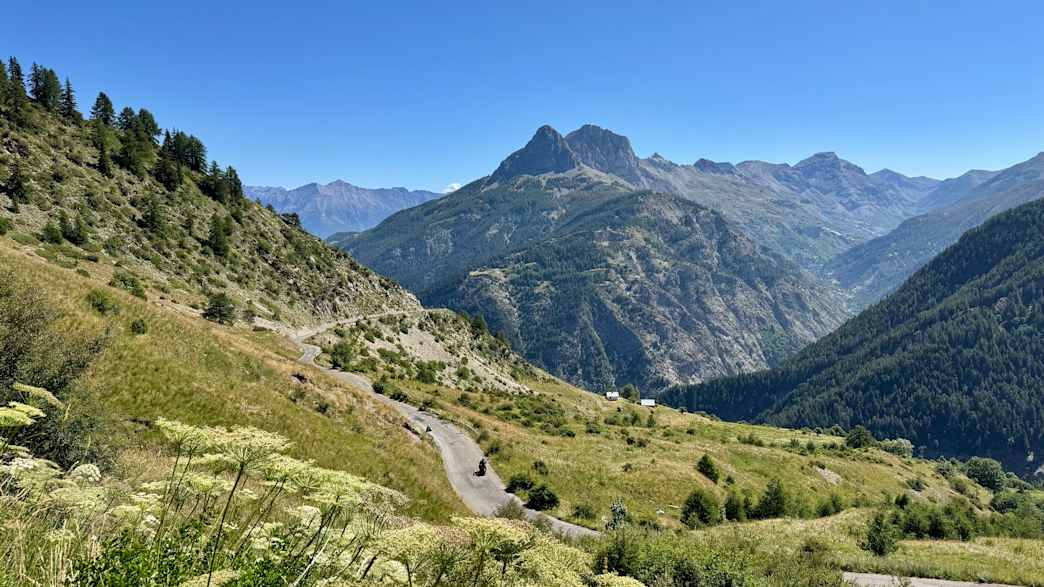 Nordseite des Col d’Allos, kurvenreiche Alpenstraße für Motorradfahrer