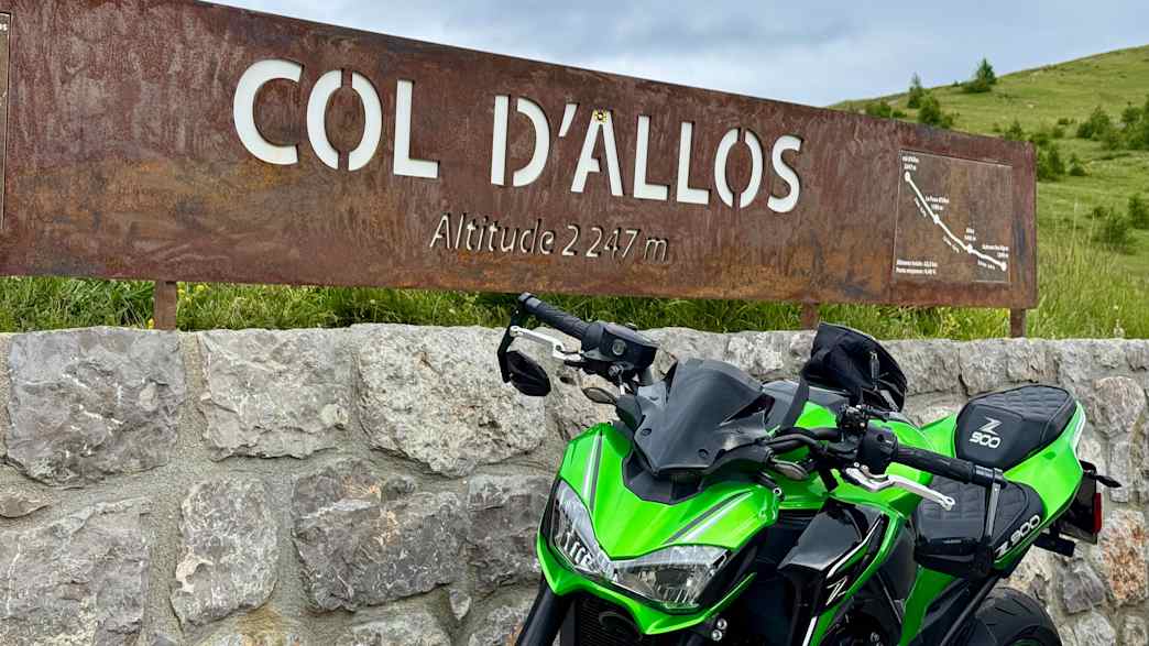 Passhöhe des Col d’Allos, beliebter Alpenpass für Motorradtouren