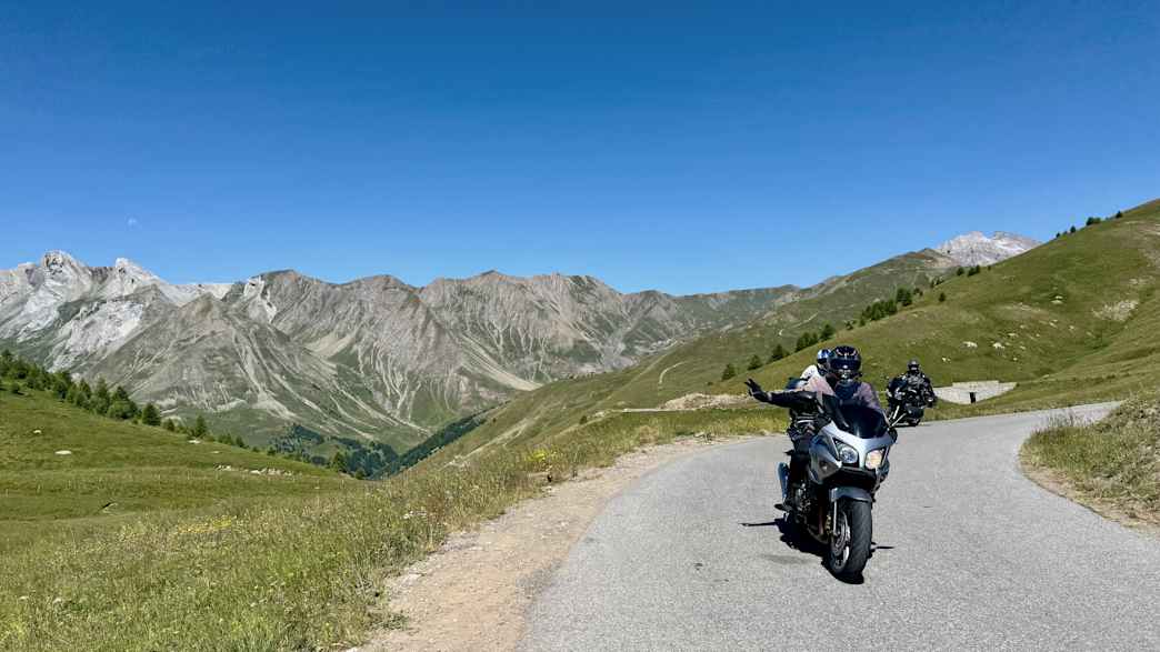 Motorräder auf der Passhöhe des Cos D'Allos