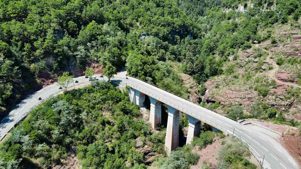 Brücke in den roten Schluchten der Gorges de Daluis, spektakuläre Motorradroute