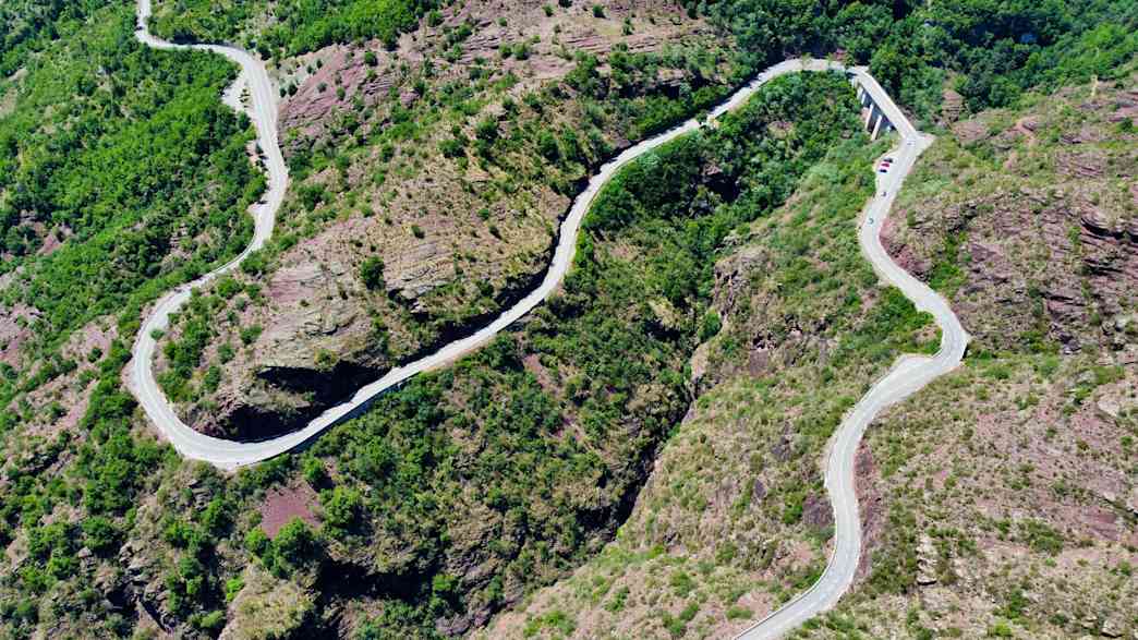 Kurvenreiche Passstraße in den Gorges de Daluis, rote Felsenschlucht in den französischen Alpen