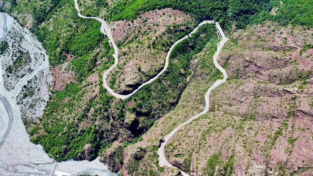 Kurvige Straße schlängelt sich durch die Gorges de Daluis, aufgenommen aus der Vogelperspektive.