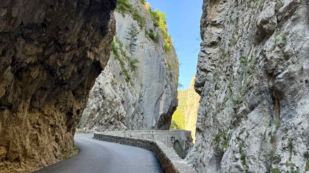 Felsige Schluchtstraße in den Gorges du Bachelard, enge Kurven für Motorradtouren