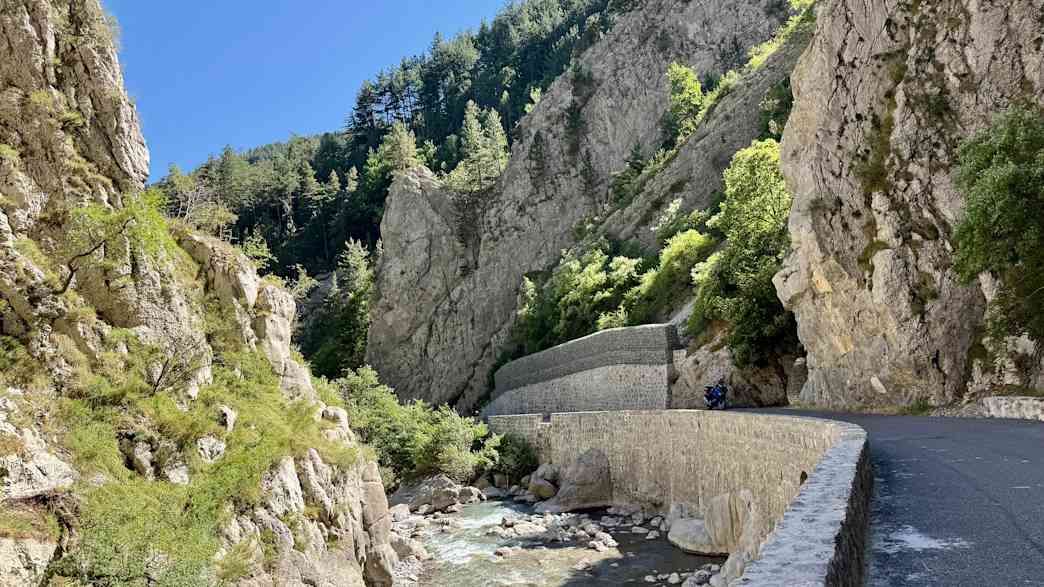 Schlucht Gorges du Bachelard mit Flusslauf, Motorradstrecke in den Seealpen