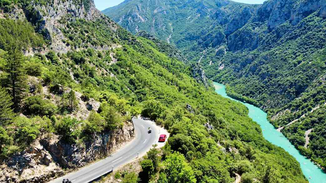 Der türkisfarbene Fluss schlängelt sich durch die Gorges du Verdon in den französischen Seealpen