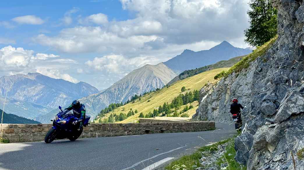 Straße zum Col de Restefond-Bonette, eine der höchsten Motorradpässe der Alpen mit Panoramablick