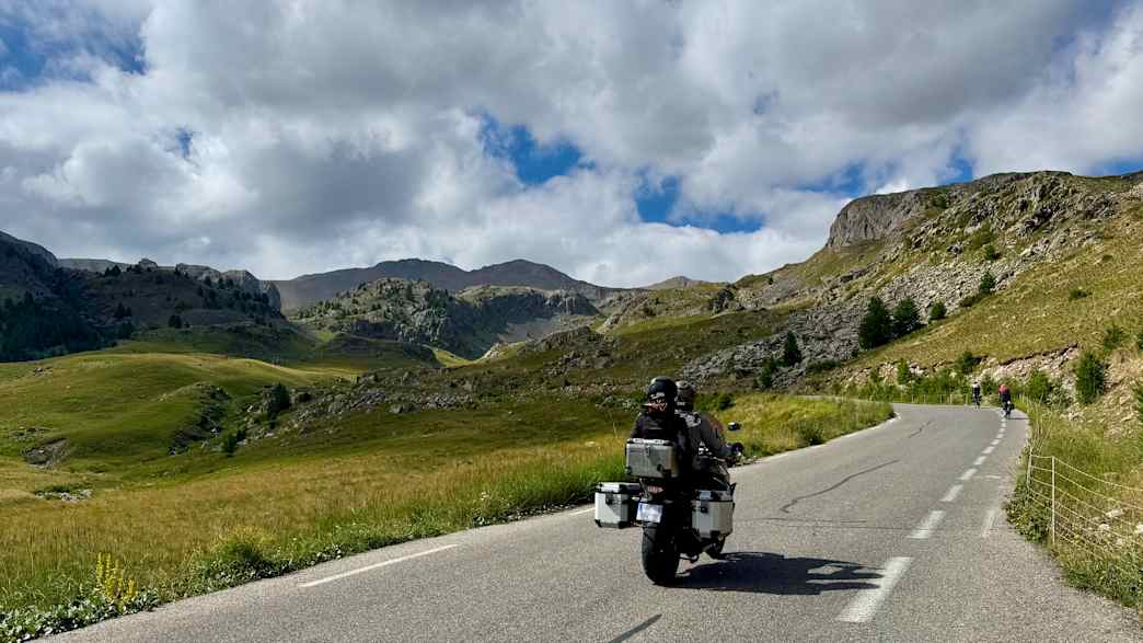 Motorradfahrer auf der kurvigen Strecke zum Col de Restefond-Bonette in den Alpen