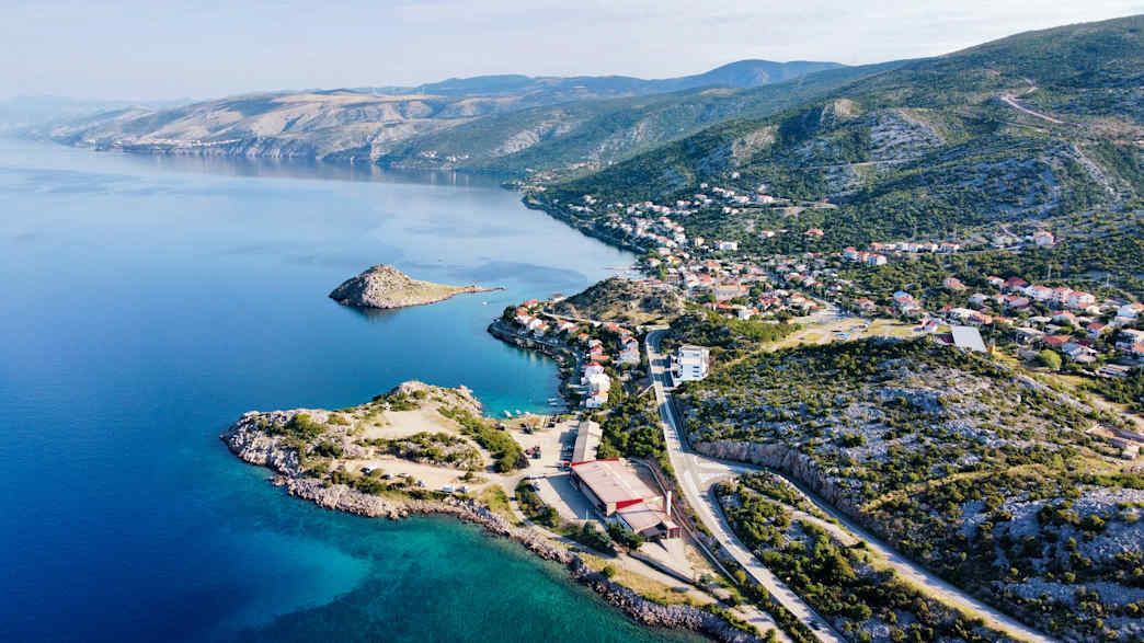 Blick auf die Küstenstadt Karlobag in Kroatien.