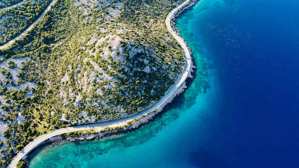Luftaufnahme der kroatischen Küste mit türkisblauem Wasser.