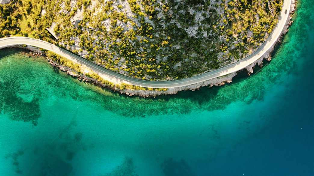 Küstenstraße in Kroatien direkt am Meer entlang.