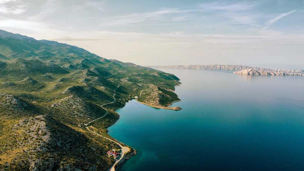 Küstenstraße mit Blick auf die Insel Rab in Kroatien.