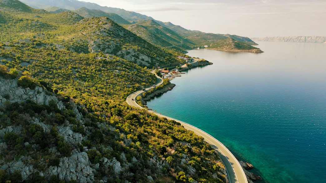 Küstenstraße bei Senj in Kroatien mit Meerblick.