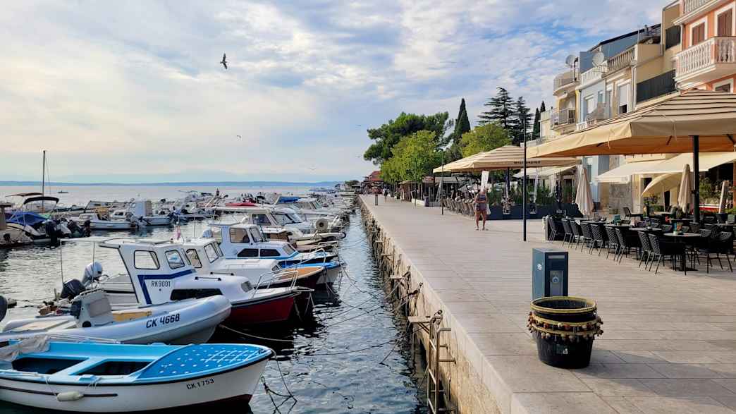 Promenade und Küste in der Stadt Selce, Kroatien.
