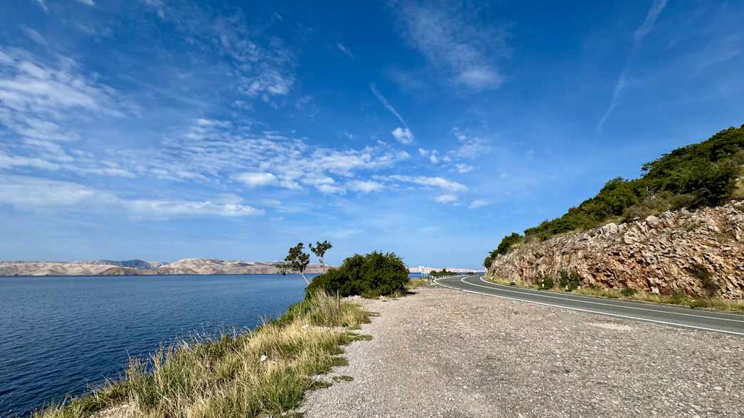Straße mit Aussicht auf die Insel Pag im Hintergrund, Kroatien.