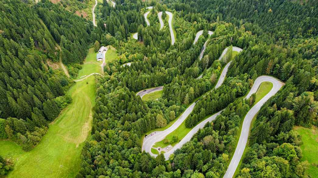 Straße und Berglandschaft am Seebergsattel in Österreich.