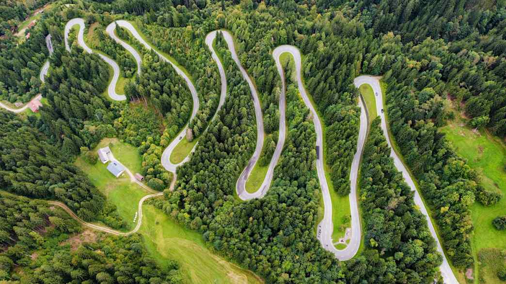 Serpentinenstraße am Seebergsattel in Österreich.