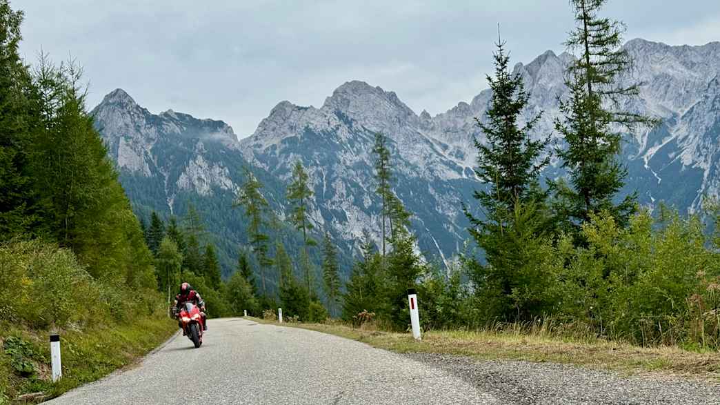 Ducati-Motorrad am Seebergsattel zwischen Österreich und Slowenien.