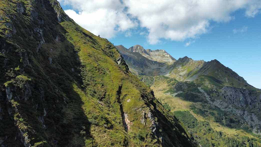 Aussicht vom Sölkpass über die österreichische Berglandschaft.