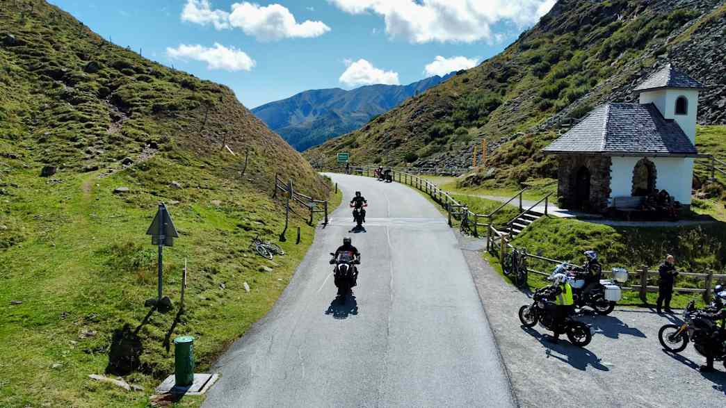 Motorradfahrer unterwegs am Sölkpass in Österreich.