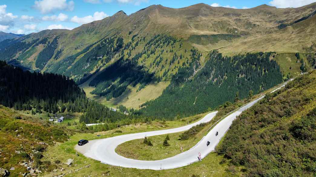 Motorrad in einer Kurve auf dem Sölkpass in Österreich.