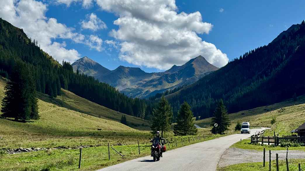 Motorradfahrer auf der Nordrampe am Sölkpass in Österreich.