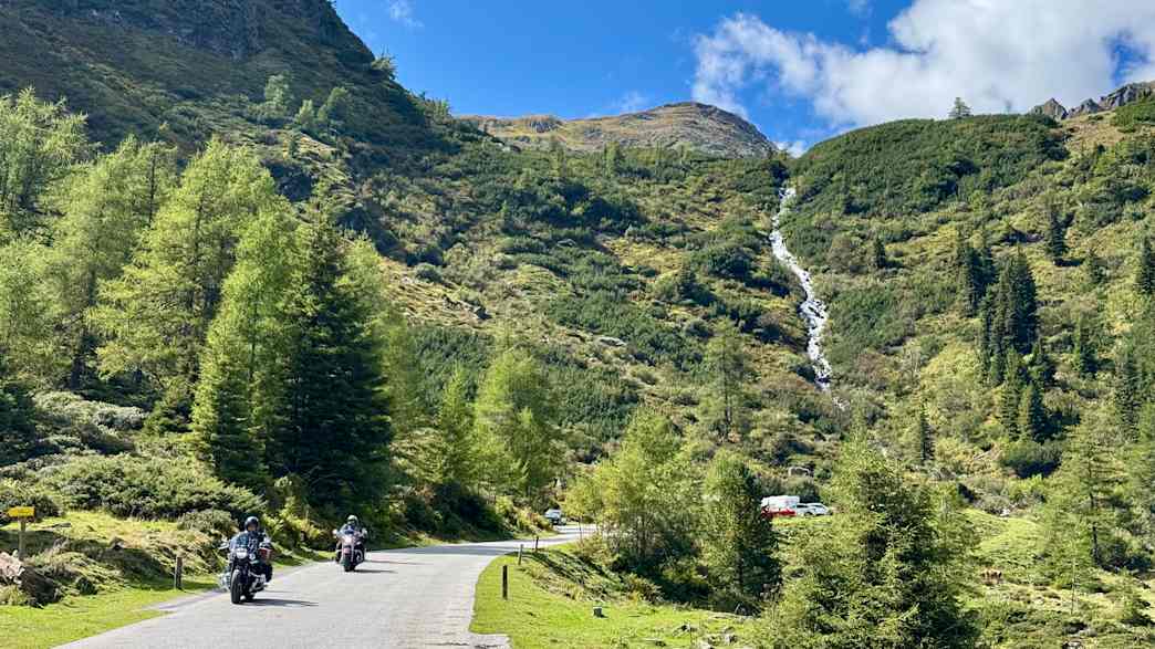 Motorradfahrt am Sölkpass in Österreich ander Nordseite mit Blick auf einen Wasserfall