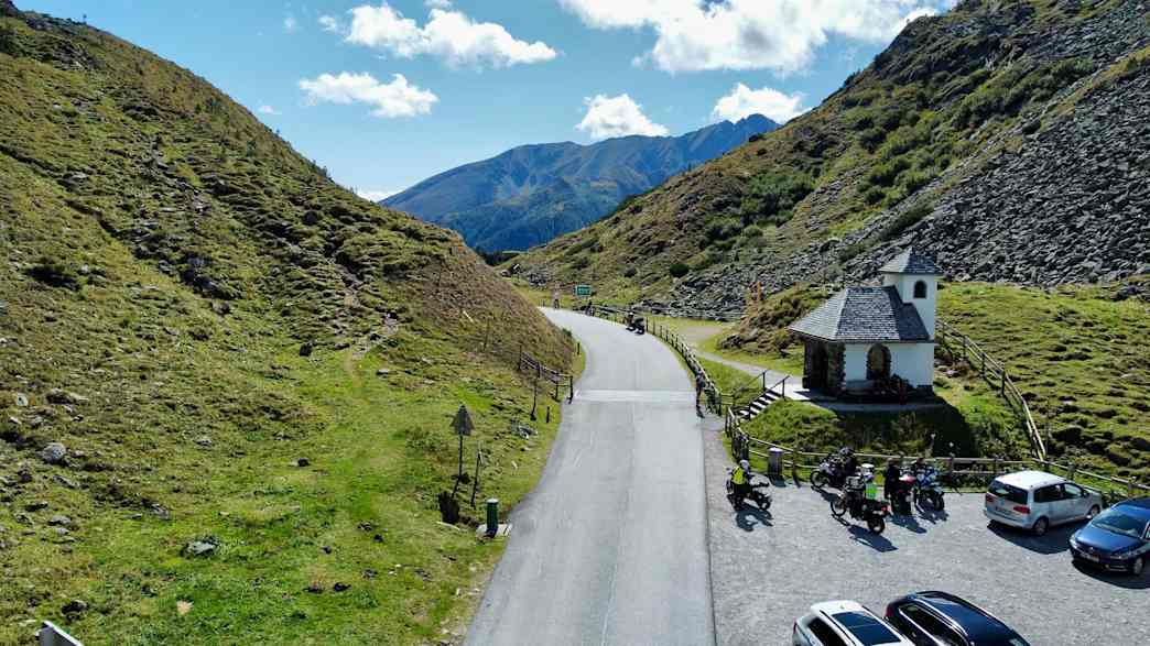 Motorradfahrt an der Passhöhe des Sölkpass in Österreich.
