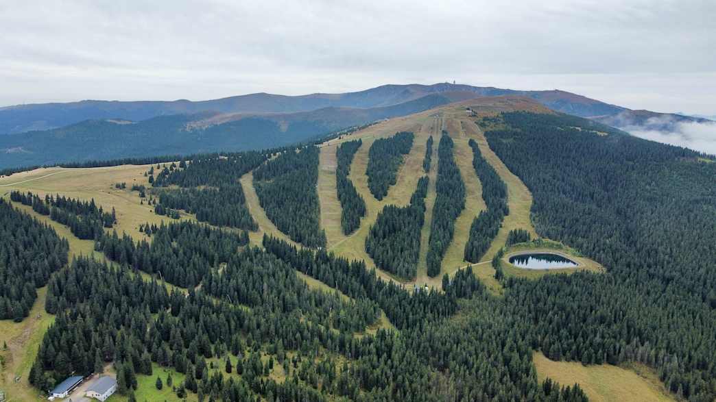 Berglandschaft an der Weinebene in Österreich mit Wald und Straße.