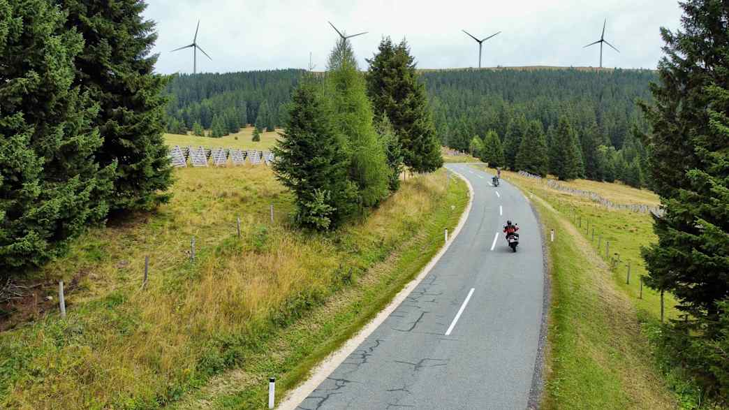 Motorradfahrer auf der Straße an der Weinebene in Österreich.