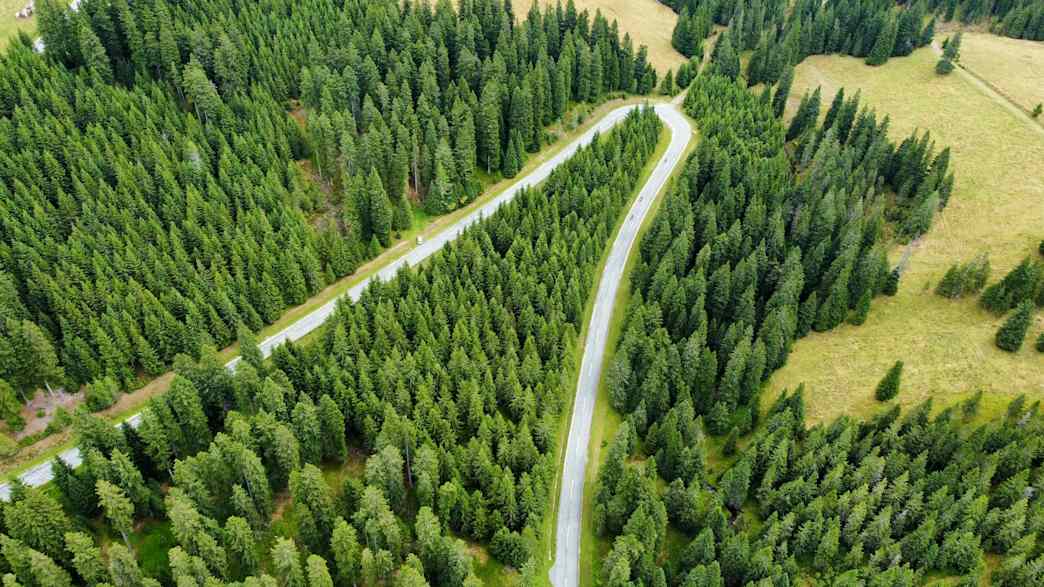 Kurvenreiche Bergstraße an der Weinebene in Österreich.