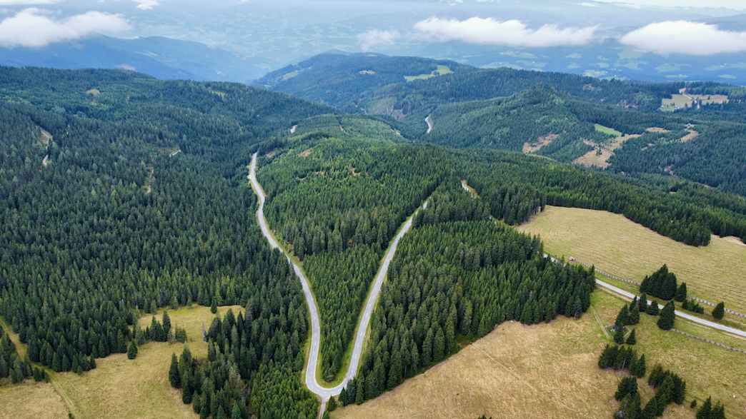 Motorradstrecke durch Berglandschaft an der Weinebene in Österreich.