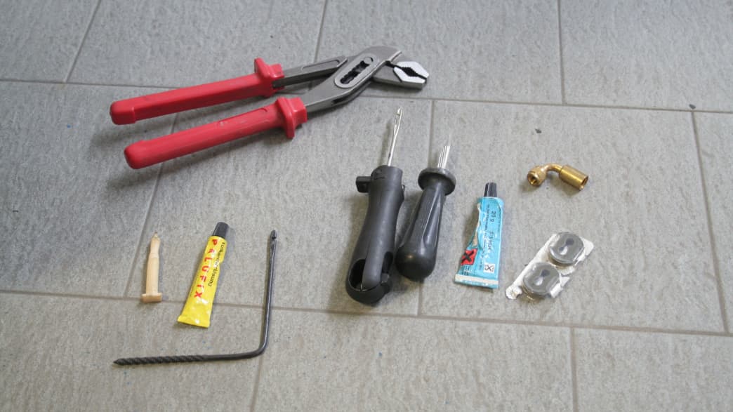 Werkzeuge zum Reparieren eines Motorradreifens