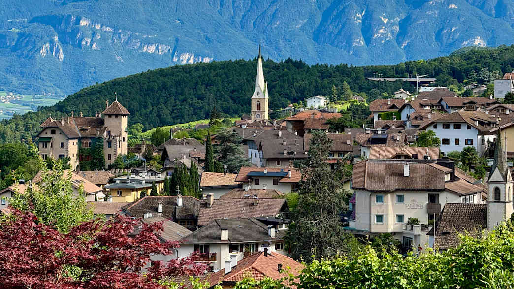 Blick auf die Ortschaft Kaltern