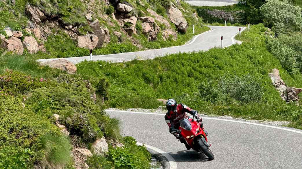 Eine Ducati fährt auf einer Straße am Manghenpass