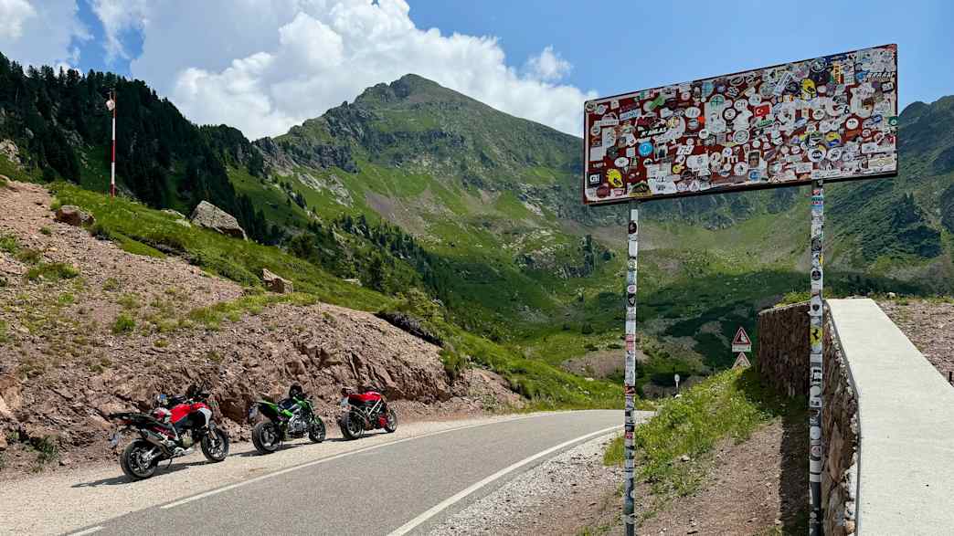 Drei Motorräder stehen am Manghenpass in Italien